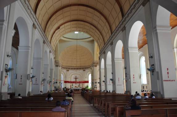 Interior da catedral de Cap-Haitien, cidade na costa norte do Haiti